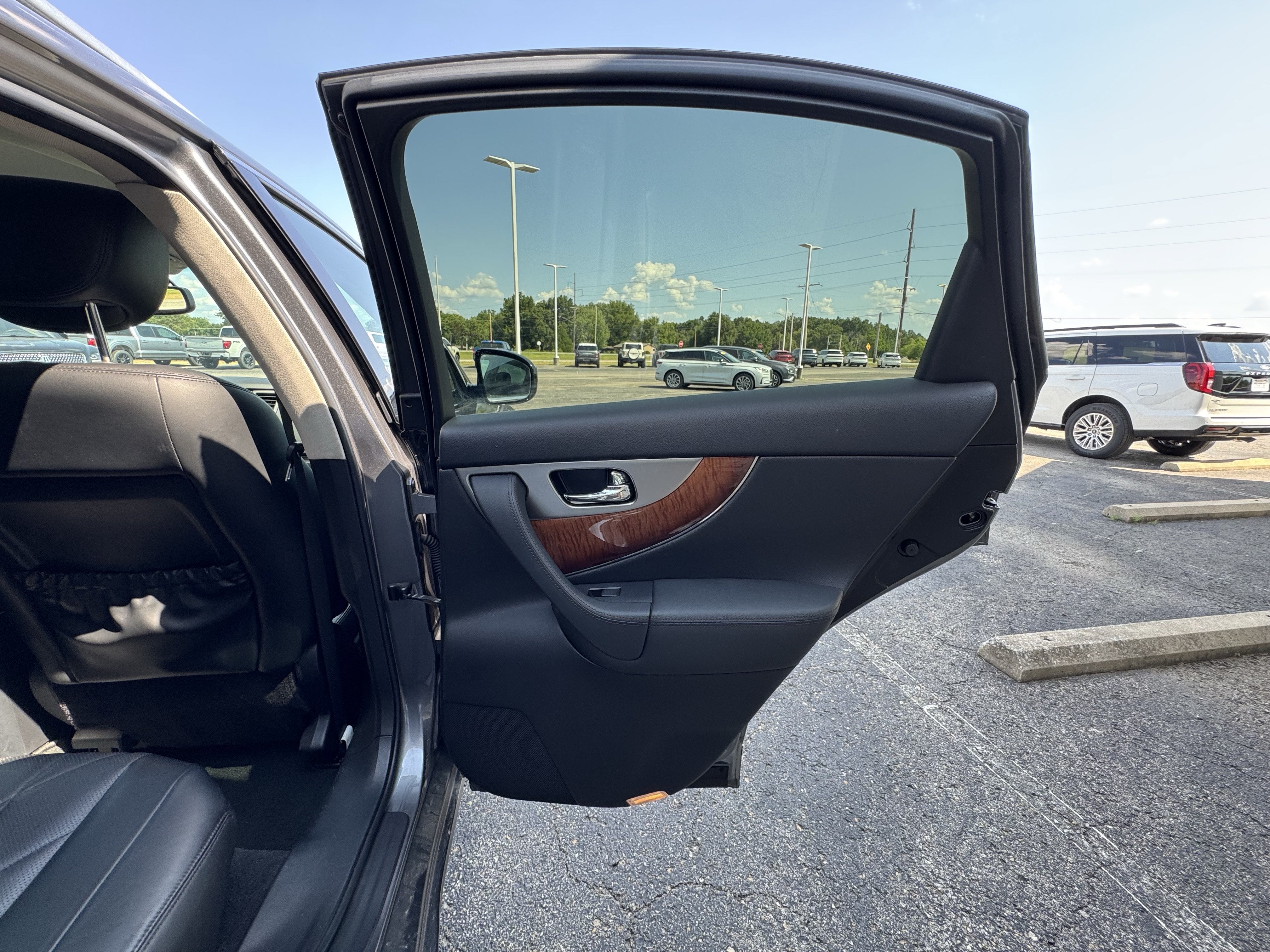 2015 INFINITI QX70 AWD 4dr