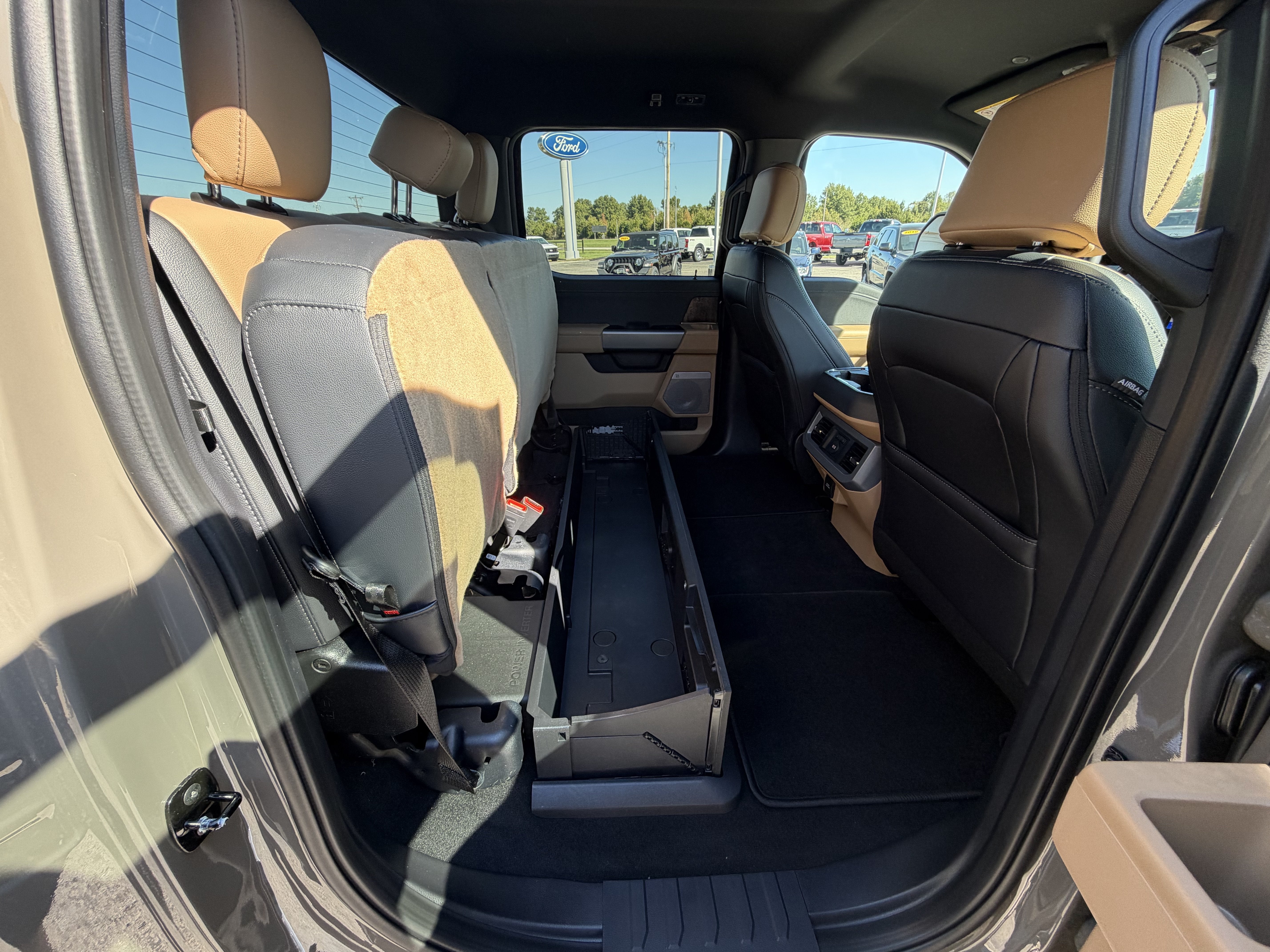 2027 Ford Super Duty F-350 SRW F-350® Lariat®