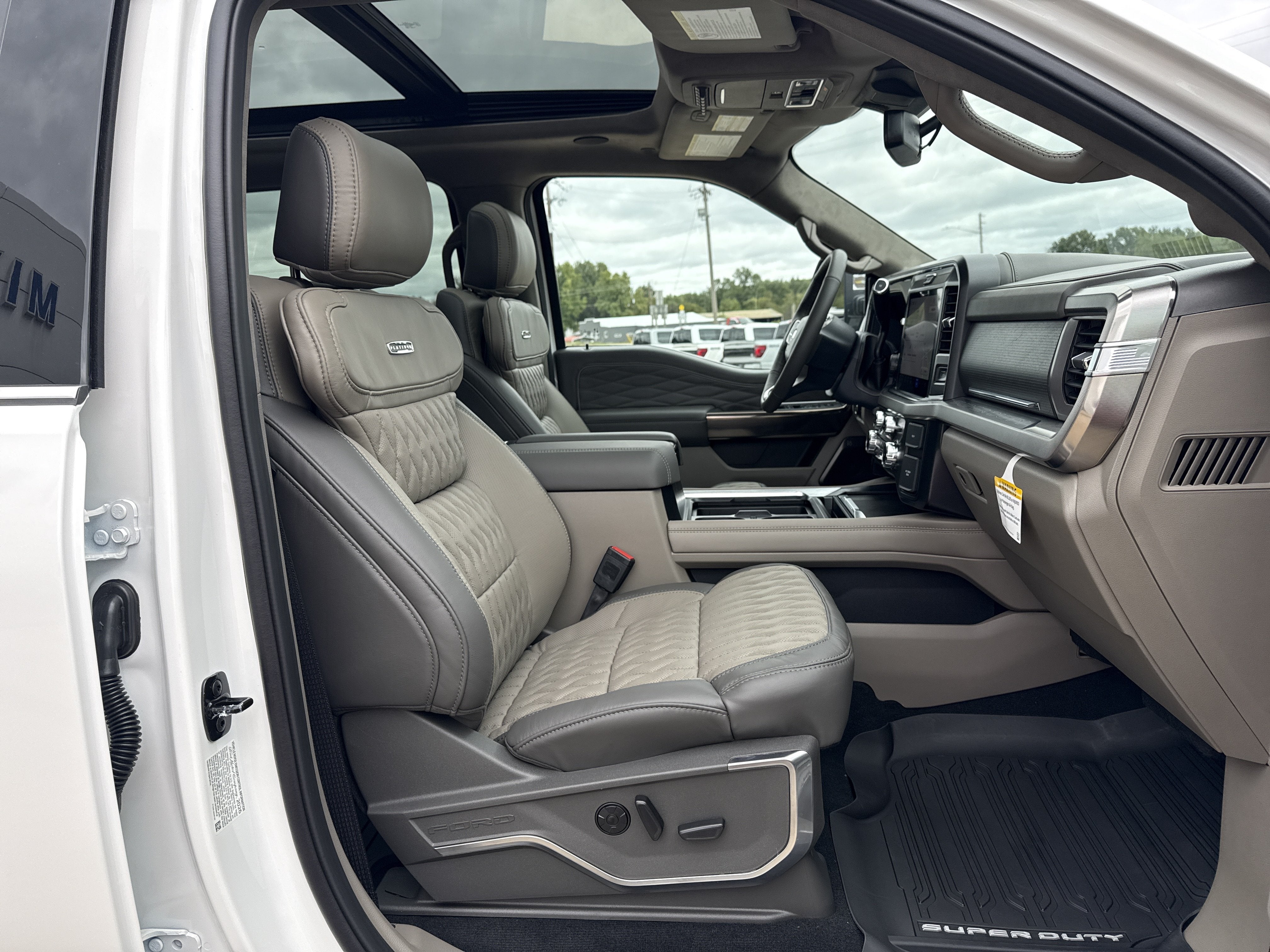 2027 Ford Super Duty F-450 DRW F-450® Platinum®